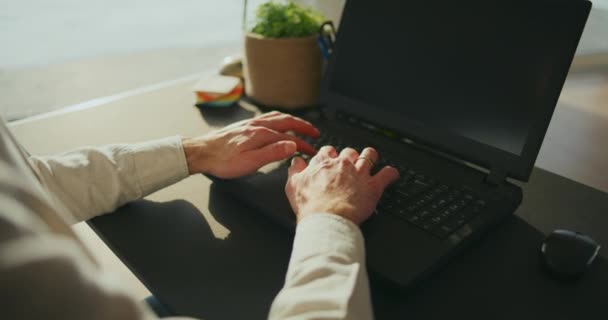 Ofiste Çalışırken Dizüstü Bilgisayarda Daktilo Yazan Işadamlarının Omuzlarının Üstünden — Stok video