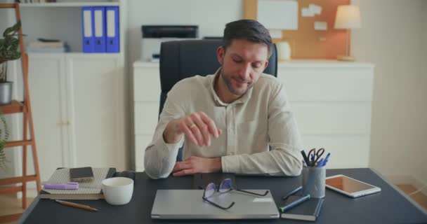 オフィスの机の椅子に頭を持って座っている悲しい男性起業家 — ストック動画