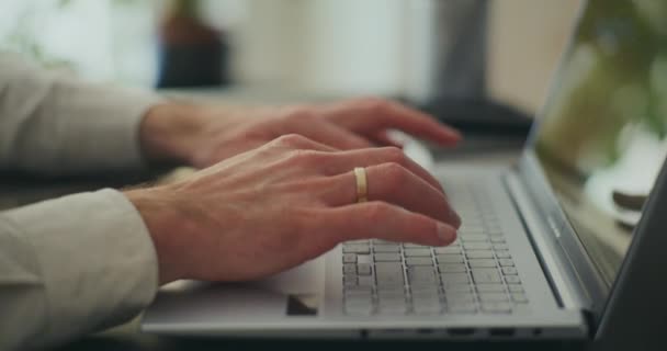 Mãos Jovem Empreendedor Sexo Masculino Digitando Laptop Mesa Escritório — Vídeo de Stock