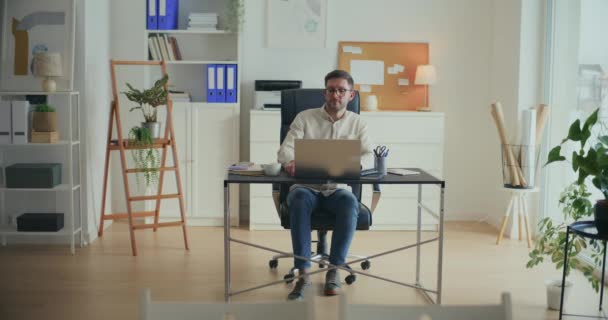 Jovem Homem Corporativo Profissional Fechando Laptop Após Trabalho Enquanto Sentado — Vídeo de Stock
