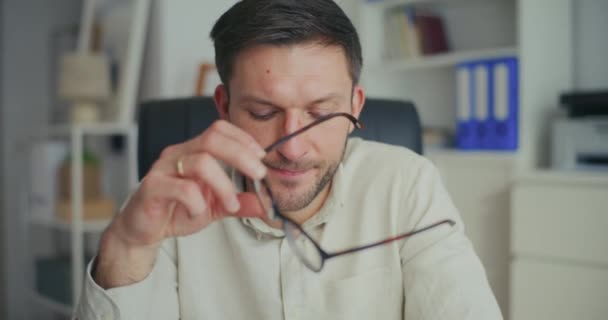 Ung Orolig Affärsman Bär Glasögon Och Sitter Med Handen Hakan — Stockvideo