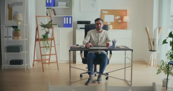 Ung Affärsman Avveckla Arbete Och Upp Från Stolen Medan Lämnar — Stockvideo
