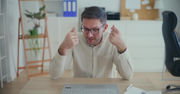 Adamının Ofiste Çevrimiçi Görüşü — Stok video