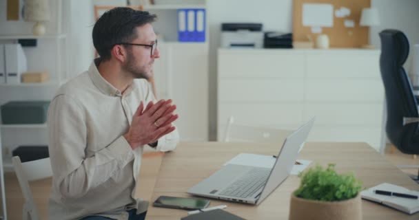 オフィスでビデオコールオンラインミーティングを持つビジネスマンのビュー — ストック動画