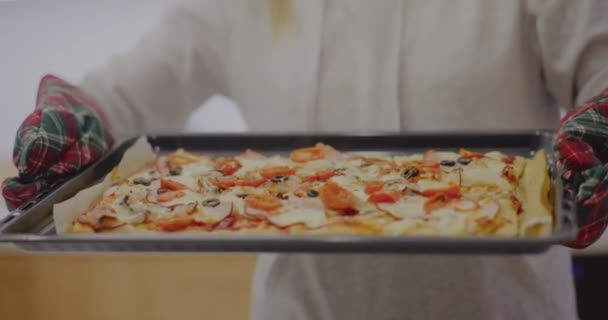 Zbliżenie Kobiety Ręcznie Cięcia Świeżo Upieczona Włoska Pizza Plasterki — Wideo stockowe