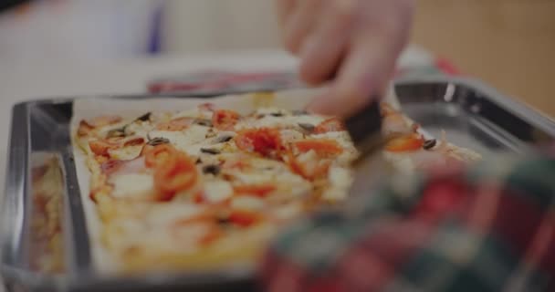 Close Femeie Tăiere Mână Proaspăt Coapte Pizza Italiană Felii — Videoclip de stoc