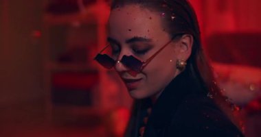 Galentines gününde evde dans ederken konfeti atan kaygısız genç kadın.