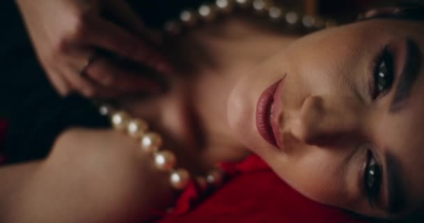 穿着珍珠项链躺在床上的性感年轻女子的特写镜头 — 图库视频影像