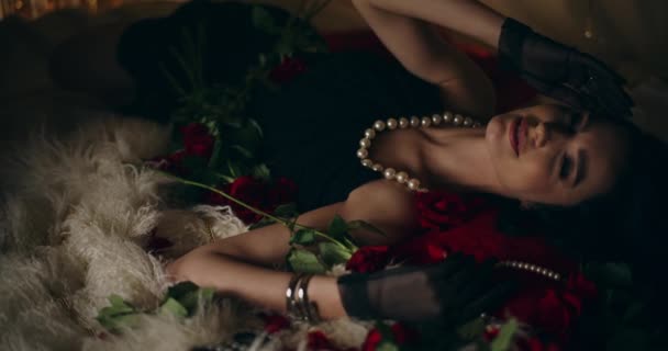Γοητευτική Ελκυστική Γυναίκα Που Φοράει Μαργαριταρένια Κοσμήματα Ξαπλωμένη Δίπλα Κόκκινα — Αρχείο Βίντεο