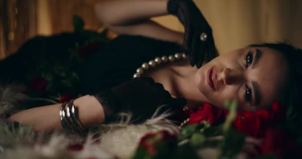 Αισθησιακή Νεαρή Γυναίκα Μαργαριταρένιο Κολιέ Ξαπλωμένη Τριαντάφυλλα Στο Κρεβάτι — Αρχείο Βίντεο