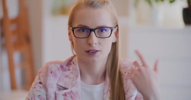 Portret Pewnej Siebie Młodej Przedsiębiorczyni Gestykulującej Wyjaśniającej Strategię Podczas Wirtualnego — Wideo stockowe