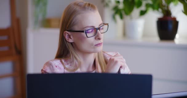 Elgondolkodó Fiatal Üzletasszony Szemüveget Visel Laptoppal Munkahelyen — Stock videók