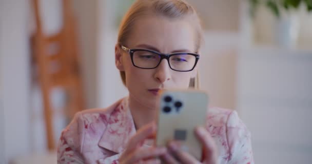 Selvsikker Ung Forretningskvinde Browsing Internet Smartphone Mens Sidder Virksomhedernes Arbejdsplads – Stock-video