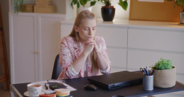 Ofiste Otururken Eli Kolu Bağlı Genç Kadını Beyin Fırtınası Stratejisi — Stok video