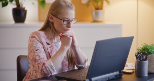 Zelfverzekerde Jonge Blonde Zakenvrouw Met Behulp Van Laptop Terwijl Zitten — Stockvideo
