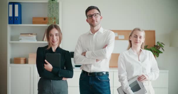 Portrait Confident Male Female Colleagues Arms Crossed Standing Together Coworking — Stock Video