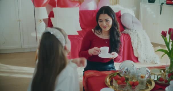 Giovane Donna Che Ascolta Amica Mentre Prende Caffè Tavola Durante — Video Stock