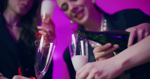 Femeie Tânără Care Toarnă Șampanie Sticlă Pentru Prietenii Sex Feminin — Videoclip de stoc