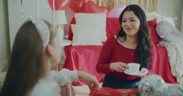 Giovane Donna Felice Che Parla Con Amica Mentre Prende Caffè — Video Stock