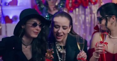 Şampanyalı mutlu genç bayan arkadaşlar apartmandaki Galentines günü partisinde eğleniyorlar.