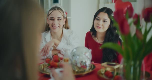 Fiatal Nők Beszélgetnek Női Barátjukkal Miközben Otthon Ülnek Asztalnál Galentina — Stock videók