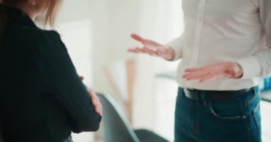 İşyerindeki iş kadınlarıyla strateji tartışması yaparken genç işadamlarının el kol hareketleri.