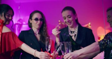 Galentines Günü 'nde bayan arkadaşlar için kadehlere şampanya dolduran mutlu genç kadın.
