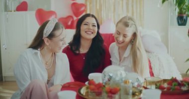 Mutlu bayan arkadaşlar, Galentines günü boyunca boş zamanlarını birlikte geçirirler.