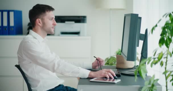 Şirket Ofisinde Masa Başında Bilgisayar Kullanan Sinirli Genç Bir Işadamı — Stok video