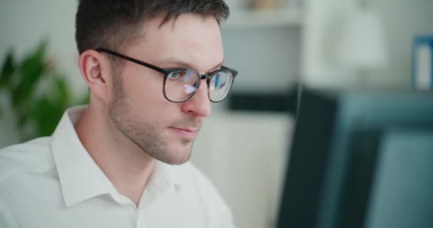 Yerinde Bilgisayar Kullanarak Gözlük Takan Kendine Güvenen Erkek Girişimci — Stok video