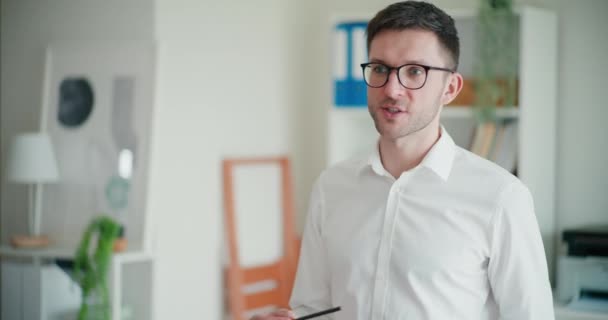 Kendine Güvenen Genç Işadamı Şirket Ofisinde Dururken Stratejiyi Açıklıyor — Stok video