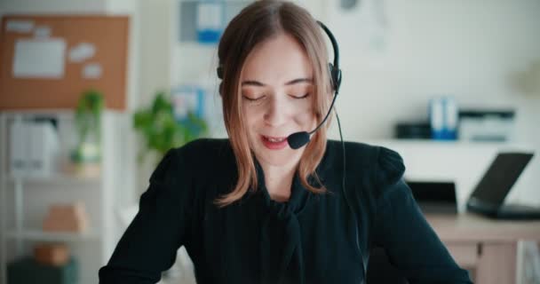 Lächelnde Junge Geschäftsfrau Die Büro Über Headset Spricht — Stockvideo