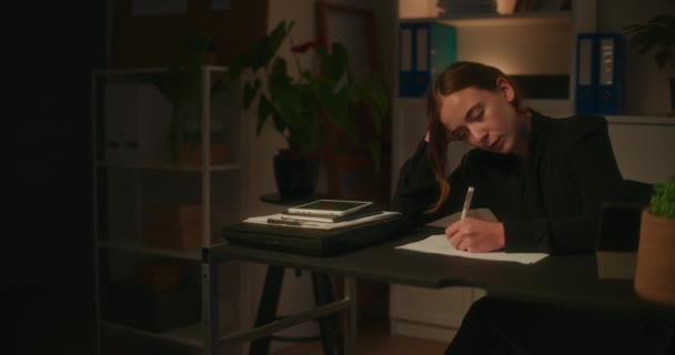 Samotna Bizneswoman Pisząca Strategię Podczas Pracy Późna Siedząc Przy Biurku — Wideo stockowe