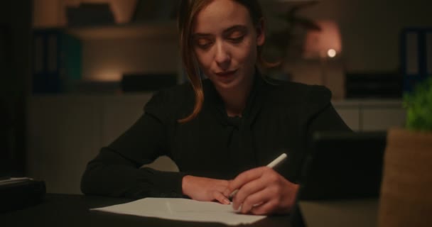 Besorgte Junge Geschäftsfrau Denkt Und Schreibt Strategie Auf Papier Während — Stockvideo