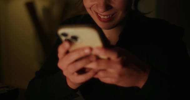 Midsection Joven Emprendedora Sonriente Usando Teléfono Inteligente Mientras Navega Por — Vídeo de stock