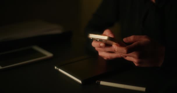 Midsection Jovem Empresária Usando Smartphone Sobre Diário Mesa Enquanto Trabalhava — Vídeo de Stock