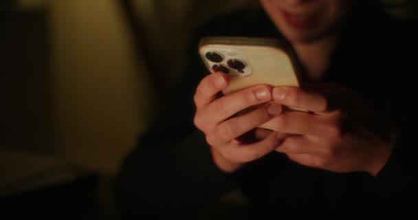 Ofiste Geç Saatlere Kadar Çalışırken Cep Telefonu Kullanan Genç Kadınının — Stok video