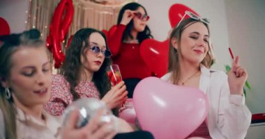 Modaya uygun genç bayan arkadaşlar, Galentines günü eğleniyorlar.