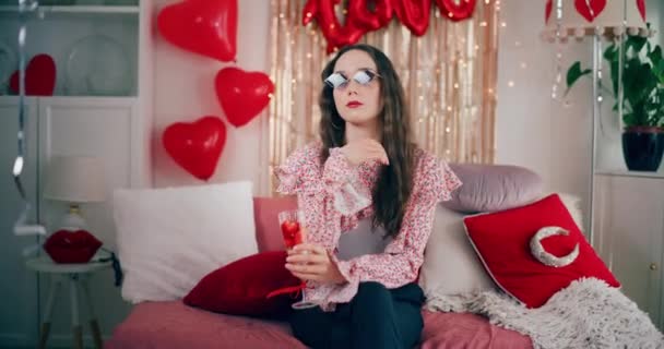 Jovem Atraente Elegante Com Copo Bebida Sentado Sofá Durante Celebração — Vídeo de Stock