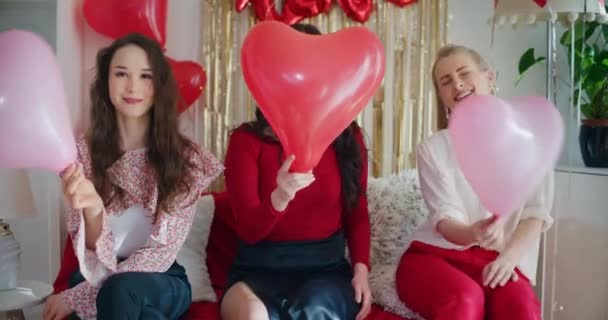 Jovens Amigas Felizes Segurando Balões Forma Coração Divertindo Casa Dia — Vídeo de Stock