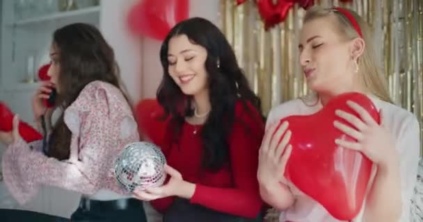 Boldog Nők Dekoráció Jól Érzik Magukat Miközben Komoly Barátja Telefonon — Stock videók
