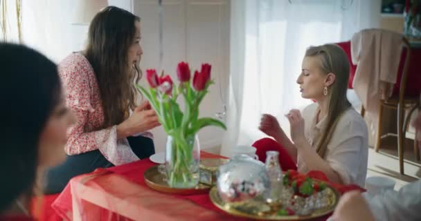 Mujer Joven Discutiendo Con Una Amiga Sentada Cerca Mesa Durante — Vídeos de Stock