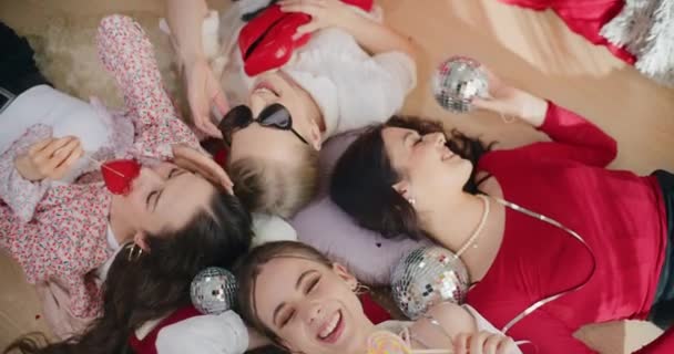 Glada Trendiga Unga Kvinnliga Vänner Liggande Golvet Medan Njuter Galentines — Stockvideo