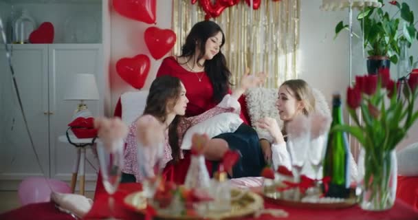 Fiatal Női Barátok Beszélgetnek Miközben Otthon Ülnek Galentina Napi Ünnepség — Stock videók