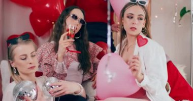 Süslü evde Galentines gününü kutlayan şık genç bayan arkadaşlar.