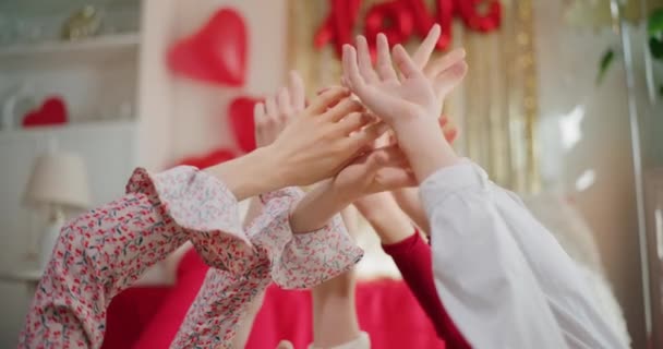 Hände Von Freundinnen Gestikulieren Während Sie Den Galentinentag Hause Genießen — Stockvideo