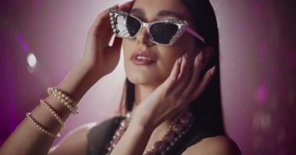 Модна Молода Жінка Модних Сонцезахисних Окулярах Перлових Прикрасах Перед Освітленим — стокове відео