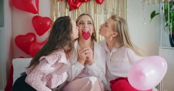 Fröhliche Junge Frauen Küssen Freundin Mit Herzförmigen Bonbons Während Galentines — Stockvideo