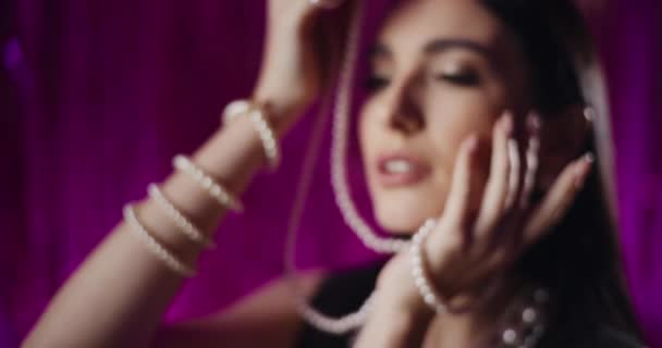 Närbild Bild Bild Förförisk Ung Kvinna Som Håller Pärla Halsband — Stockvideo