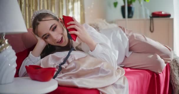 Mujer Joven Sonriente Hablando Por Teléfono Mientras Está Acostada Sofá — Vídeos de Stock